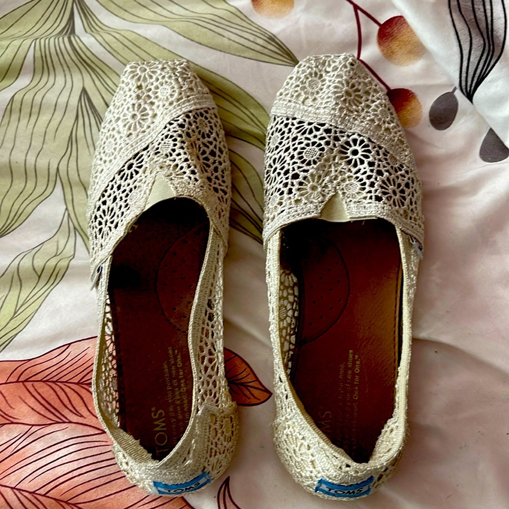 Tom’s Lacey Flats
